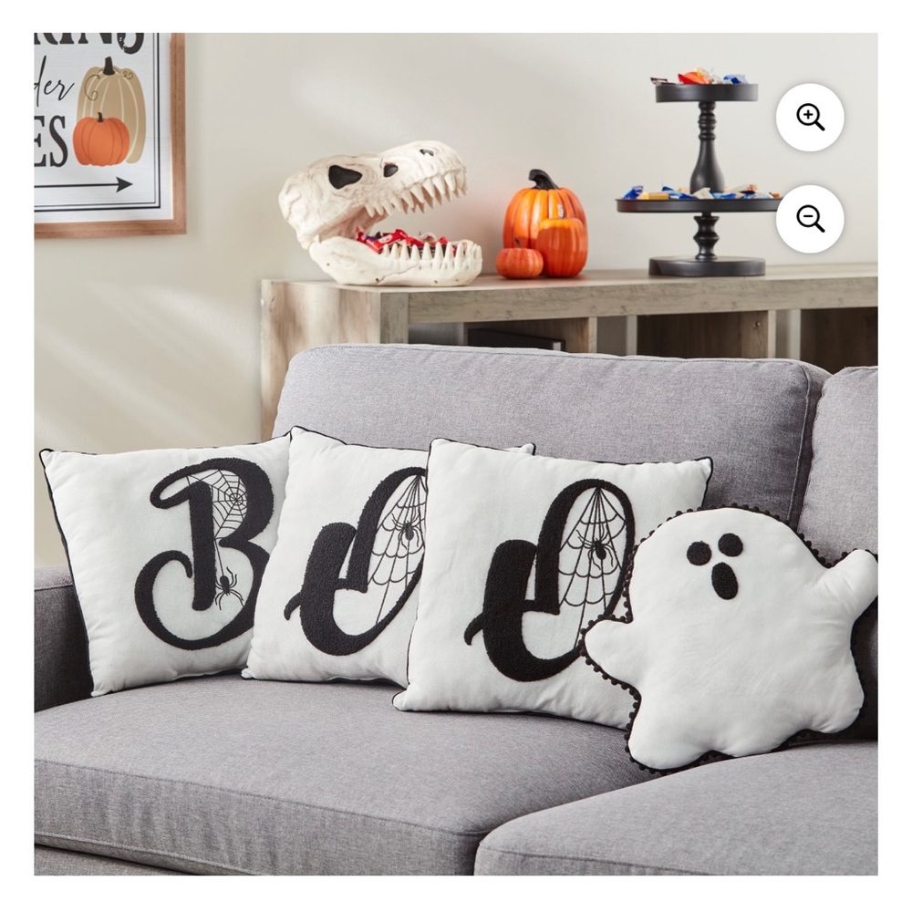 NWT Pillow Set -4 Count